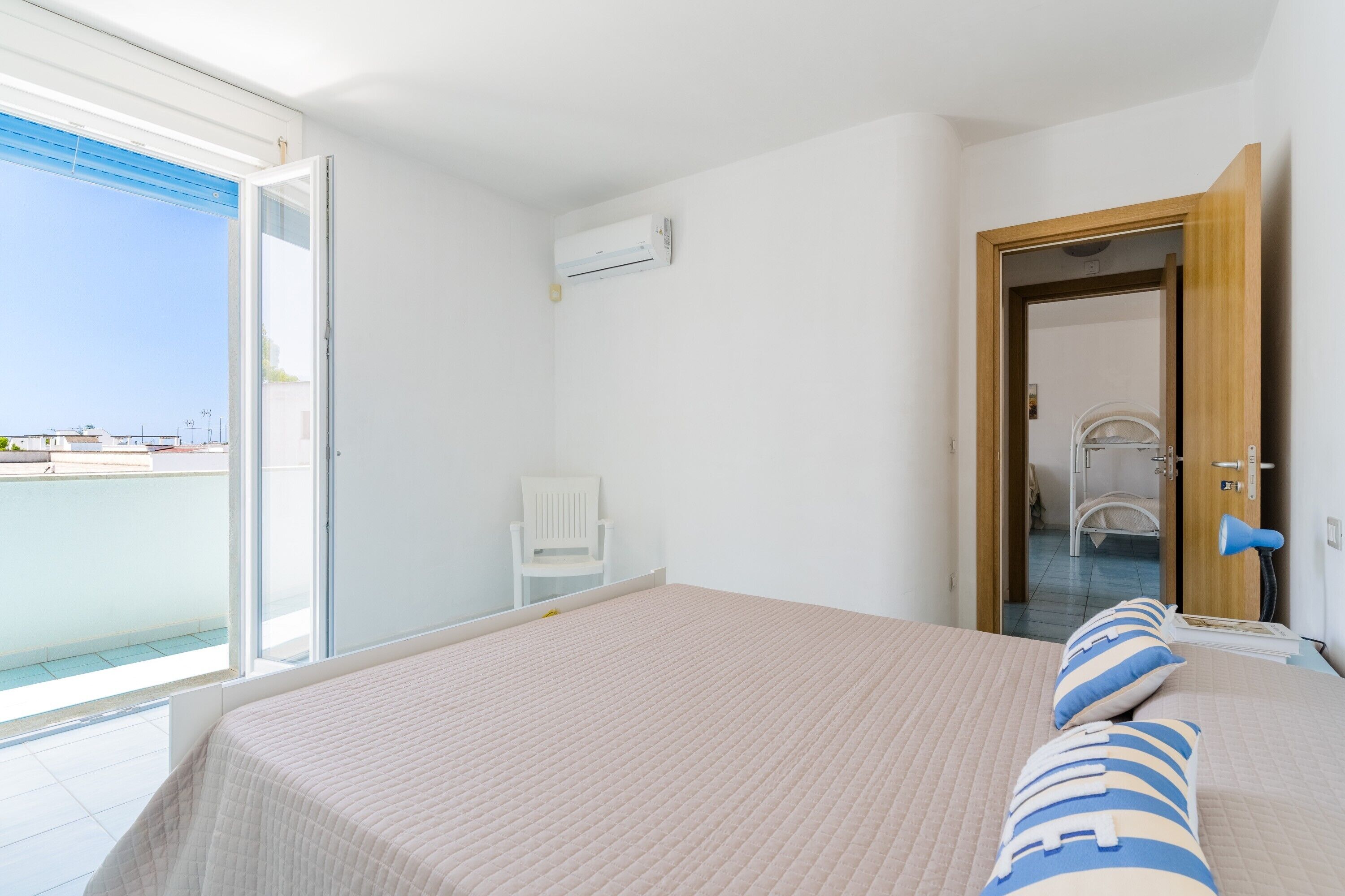 1 bedroom, bed sheets