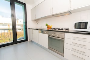 Fridge, microwave, oven, dishwasher - Terraços de Cabanas Apartamento T2 (Cabanas de Tavira)