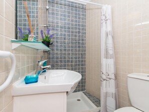 Shower, hair dryer, towels - Casa Florinda T1 no Centro de Cidade Tavira (Tavira)
