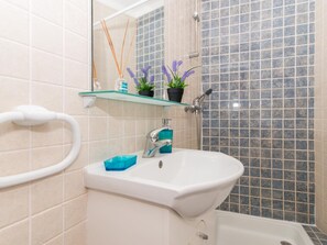 Een douche, een haardroger, handdoeken