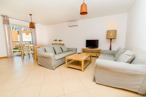 TV - Cabanas Gardens Apartamento T1 Vista Piscina (Cabanas de Tavira)
