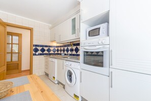 Fridge, microwave, oven, dishwasher - Formosa Bay Apartamento T1 com Wi Fi e AC (Cabanas de Tavira)