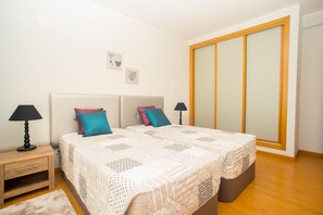 Een strijkplank/strijkijzer, gratis wifi, beddengoed