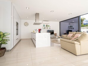 TV - V3 Moradia Golden Nelly com piscina (Luz de Tavira)