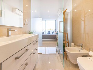 Shower, hair dryer, towels - V3 Moradia Golden Nelly com piscina (Luz de Tavira)