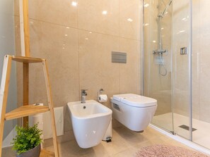 Shower, hair dryer, towels - V3 Moradia Golden Nelly com piscina (Luz de Tavira)