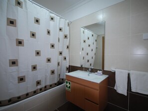 Shower, hair dryer, towels - Residence Apartamento T2 com Piscina (Santa Luzia Tavira)