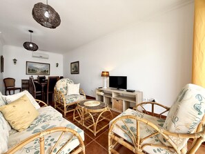 TV - Residence Apartamento T2 com Piscina (Santa Luzia Tavira)