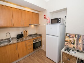 Kühlschrank, Mikrowelle, Ofen, Wasserkocher mit Kaffee-/Teezubehör