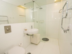 Shower, hair dryer, towels - Convento das Bernardas Lux T2 Triplex (Tavira)
