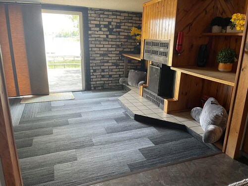 2-bedroom cabin in La Crosse with private shared beach and dock
