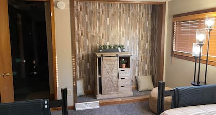 2-bedroom cabin in La Crosse with private shared beach and dock