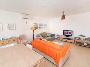 TV - Cabanas Gardens Apartamento T1 Vista Piscina (Cabanas de Tavira)