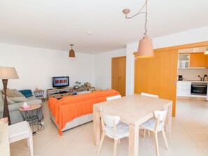 Ein modernes Apartment mit Wohnzimmer, Essbereich und Küche.