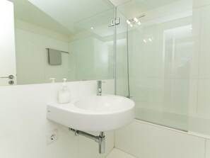 Shower, hair dryer, towels - Convento das Bernardas Lux T2 (Tavira)