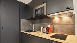 Eine moderne Küche mit Mikrowelle, Toaster und Induktionskochfeld.
