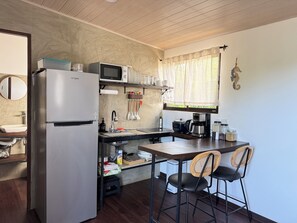 Refrigerador, microondas, parrilla de estufa y cafetera y tetera