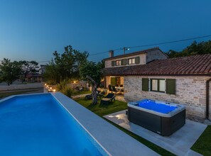 Hus (Two Bedroom Holiday Home with Pool) | Utendørsbasseng | Sesongbasert utendørsbasseng og solsenger