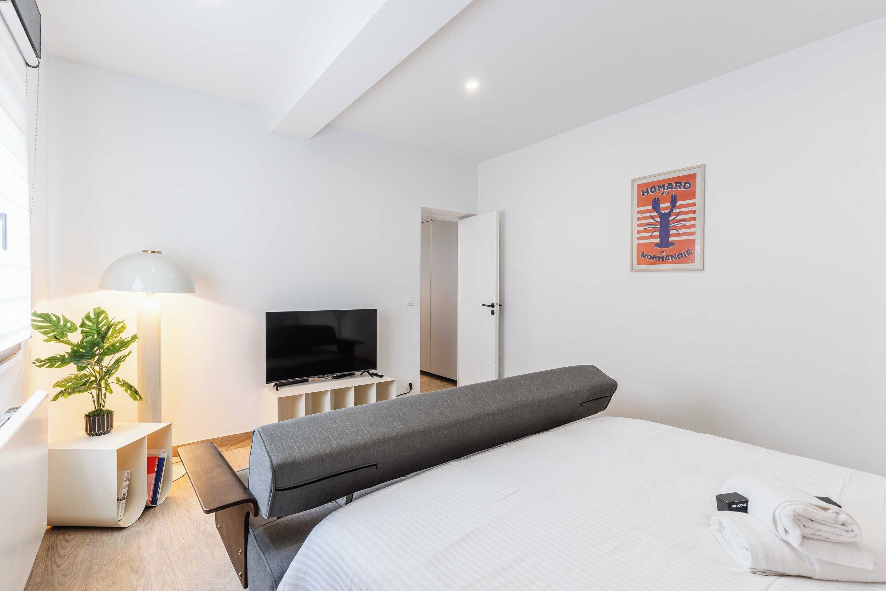 Appartement | Espace de travail pour ordinateur portable, fer et planche à repasser