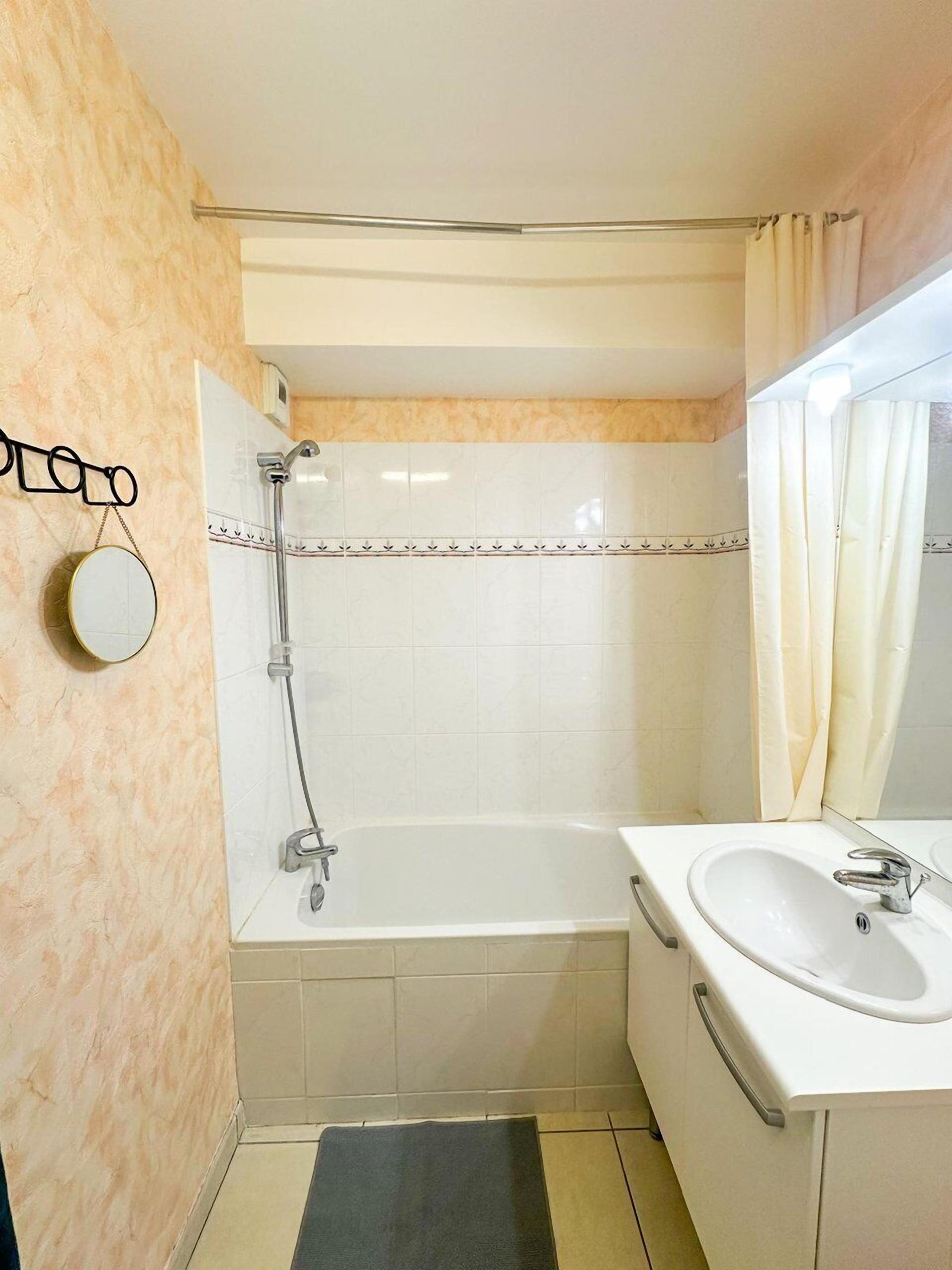 Shower, towels
