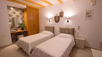 Deluxe Studio, Balcony, Sea View | Laptop workspace, soundproofing, iron/ironing board, free WiFi
