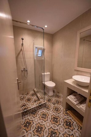 Deluxe Studio, Balcony, Sea View | Bathroom - Vasilis Boutique Studios (KALYMNOS)