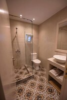 Estudio Deluxe, balcón, vistas al mar | Baño | Ducha, secador de pelo, toallas y jabón