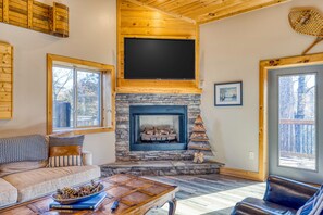 Smart TV, fireplace, books - Family Farmhouse 2 miles from town/Pet Friendly/Scenic/Hot tub/Fire pit/Paved (Bryson City)