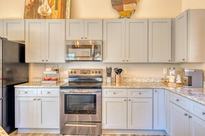 Fridge, microwave, oven, stovetop - Family Farmhouse 2 miles from town/Pet Friendly/Scenic/Hot tub/Fire pit/Paved (Bryson City)