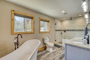 Hair dryer, towels, soap, shampoo - Family Farmhouse 2 miles from town/Pet Friendly/Scenic/Hot tub/Fire pit/Paved (Bryson City)