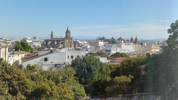 Paisagem urbana com uma igreja imponente e edifícios ao redor.