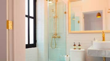 Douche, sĂšche-cheveux, serviettes fournies, savon
