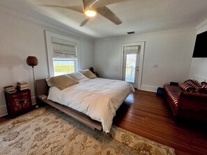 3 bedrooms, iron/ironing board, WiFi, bed sheets - Cozy 3BR Double Gallery Bayfront Cottage in Magical Old SE St. Petersburg (St. Petersburg)
