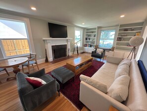 TV - Cozy 3BR Double Gallery Bayfront Cottage in Magical Old SE St. Petersburg (St. Petersburg)