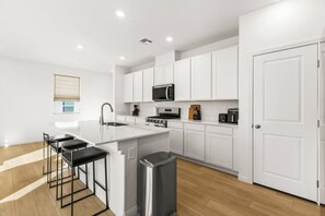 Fridge, microwave, oven, stovetop - Cozy Designer Henderson Home | WFH + Fully Stocked (Henderson)