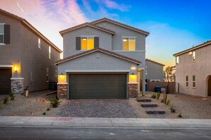 Exterior - Cozy Designer Henderson Home | WFH + Fully Stocked (Henderson)