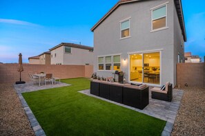 Outdoor dining - Cozy Designer Henderson Home | WFH + Fully Stocked (Henderson)