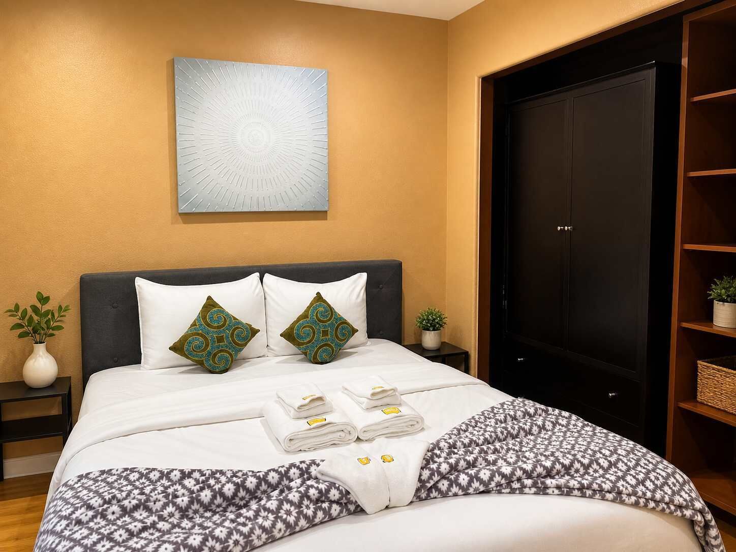 Tabla de planchar con plancha, wifi y ropa de cama 
