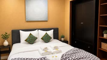Tabla de planchar con plancha, wifi y ropa de cama