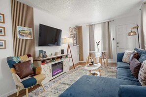 Télévision, cheminée, espaces bureaux