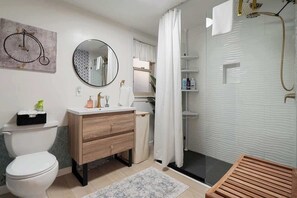 Douche, sèche-cheveux, shampoing
