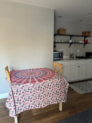 Dining - Cozy 1-bedroom studio in pleasant Crofton with AC (Crofton)