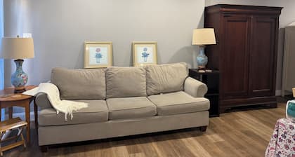 Cozy 1-bedroom studio in pleasant Crofton with AC