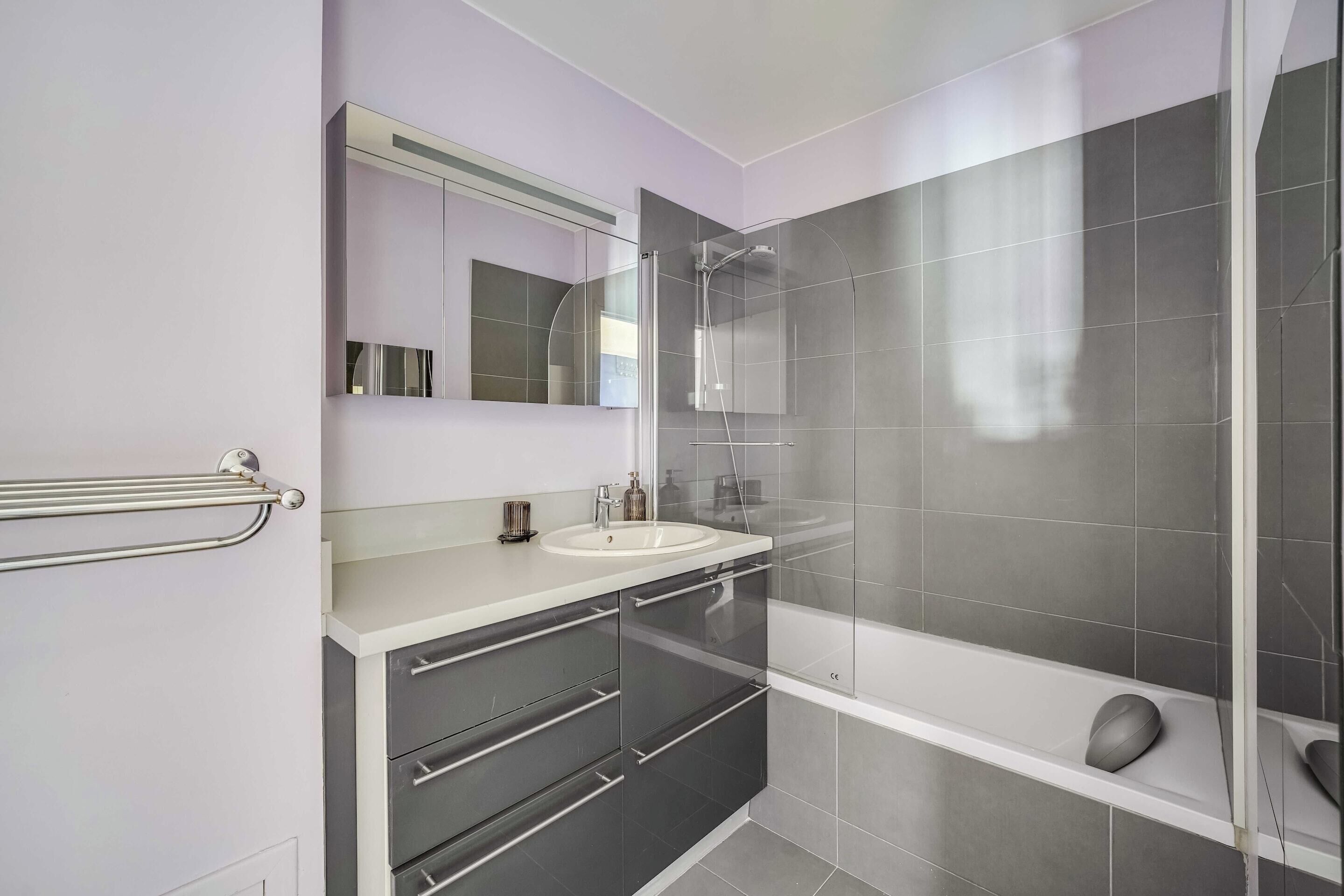 Rumah | Kamar mandi | Bathtub, pengering rambut, handuk, dan sampo
