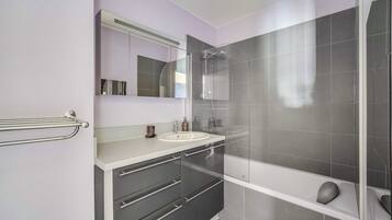 Rumah | Kamar mandi | Bathtub, pengering rambut, handuk, dan sampo