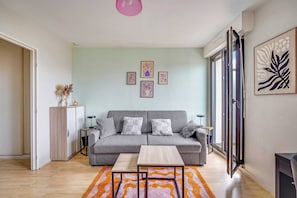 House | Living area - Spacious Studio 2P - Near La Defense (Courbevoie)