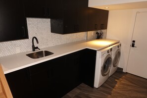 Interior - Gated Home Parking Yard Walk to FIFA World Cup BMO - Main House (Toronto)
