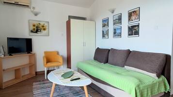 Lägenhet Panoramic | Vardagsrum | 32-tums LCD-tv med satellitkanaler, Netflix och streamingtjänster