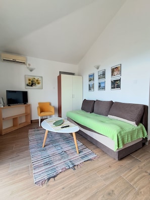 Panoramic Apartment | Living area | 32-inch LCD TV with satellite channels, Netflix, streaming services - Resort Maslinjak (Bečići)