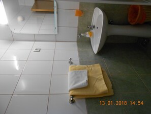 Lägenhet Economy - utsikt mot trädgården | Badrum